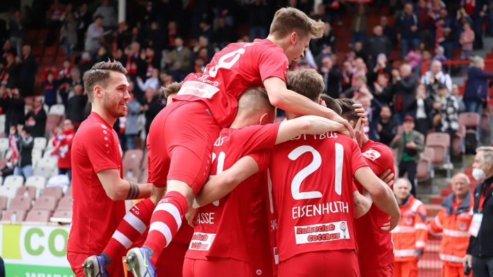 Die Mannschaft von Energie Cottbus jubelt im Landespokal-Halbfinale gegen den SV Babelsberg (imago images/Steffen Beyer)