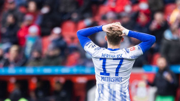 Maximilian Mittelstädt von Hertha BSC schlägt bei der Niederlage in Leverkusen enttäuscht die Hände über dem Kopf zusammen (imago images/Mika Volkmann)