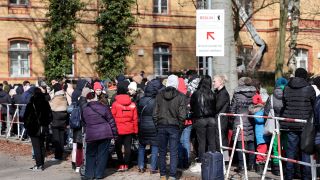 Geflüchtete warten vor der Erstanlaufstelle des Landesamtes für Flüchtlingsangelegenheiten in Reinickendorf (Bild: imago images/Jens Schicke)