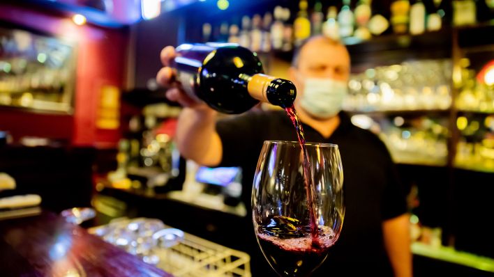 Symbolbild: Ein Kneipenwirt schenkt in einer Berliner Gaststätte einen Wein ein. (Quelle: dpa/C. Soeder)