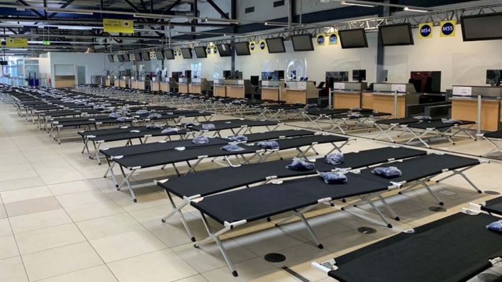 Feldbetten für Menschen aus der Ukraine im Terminal 5 des Flughafen BER (Quelle: Flughafen Berlin-Brandenburg)
