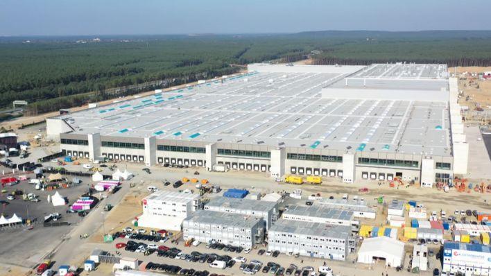 Blick auf die Tesla-Fabrik in Grünheide. (Bild: rbb)