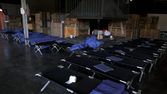 Provisorische Betten stehen im Festsaal Kreuzberg für Kriegsflüchtlinge aus der Ukraine. (Bild: rbb/Stefan Oberwalleney)