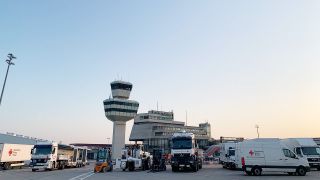 Ankunftszentrum für Geflüchtete im früheren Flughafen Tegel (Quelle: rbb/Sebastian Schöbel)