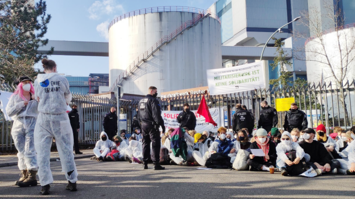 Klimaaktivisten blockieren Haupttor von Berliner Heizkraftwerk. (Quelle: rbb/Philipp Höppner)
