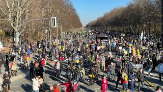 20.000 bis 30.000 Menschen demonstrieren am 13.03.2022 in Berlin für Frieden in der Ukraine. (Quelle: rbb/Nils Hagemann)