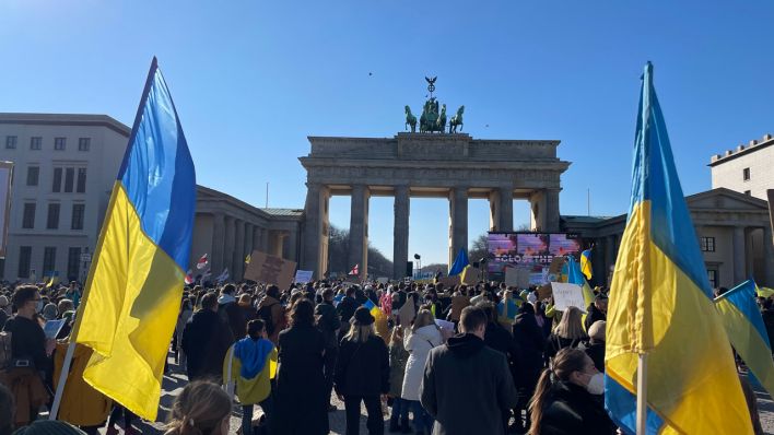 Menschen demonstrieren am 13.03.2022 vor dem Brandenburger Tor gegen den Krieg in der Ukraine. (Bild: rbb/Nils Hagemann)