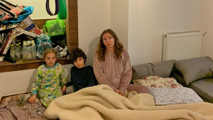 Julia T., Lehrerin, mit ihren Kindern am 26.02.2022 in einem Keller in der Nähe von Kiew. (Quelle: privat)