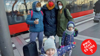 Alexandra mit der von ihr aufgenommenen ukrainischen Familie im März 2022 am Berliner Hauptbahnhof. (Quelle: privat)