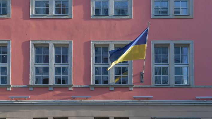 Die Fahne der Ukraine weht vor der Ukrainischen Botschaft in Berlin-Mitte. (Bild: picture alliance / Bildagentur-online / Schoening)