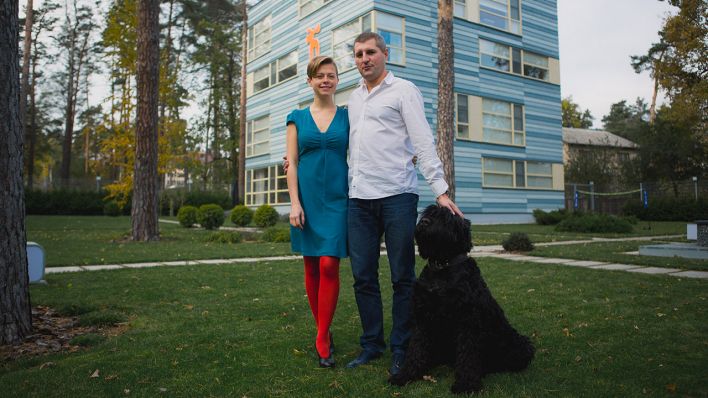 Andrei und seine Frau Elena vor ihrem Hotel Stockholmstudios in Irpin (Quelle: privat)