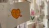 Ein gemaltes Herz mit der Aufschrift <<I Love You>> hängt am HBF an einer Wand. (Quelle: rbb/O. Noffke)