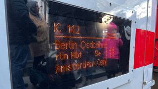 Anzeige eines DB-Zuges zeigt die Verbindung Berlin - Amsterdam. (Quelle: rbb/O. Noffke)