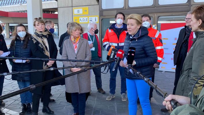 Berlins Regierende Bürgermeisterin Franziska Giffey spricht am 13.03.2022 vor der Notunterkunft in Berlin-Tegel (Quelle: rbb/F. Hoppen)