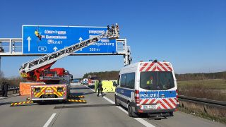 Polizeieinsatz au der A10 nach Protestaktion gegen die Eröffnung des Tesla-Werks in Grünheide. (Quelle: Polizei Brandenburg)