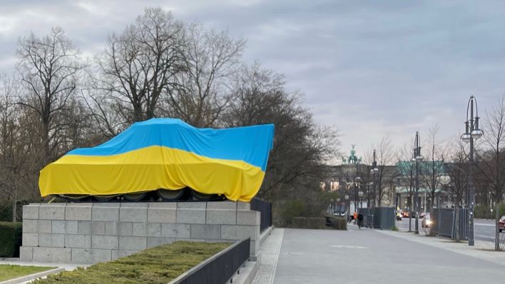 Eine riesige ukrainische Flagge liegt auf dem Panzer am sowjetischen Ehrenmal Tiergarten. (Quelle: rbb/S. Bauer)