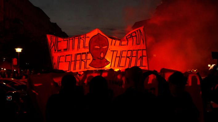 Demonstrierende bei feministischer Demonstration in der Walpurgisnacht (Bild: TeleNewsNetwork).