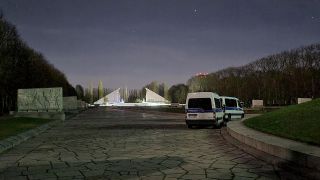 Nach großflächiger Schändung des Sowjetischen Ehrenmals im Treptower Park: Denkmal wird unter Polizeischutz beleuchtet (Quelle: Morris Pudwell)
