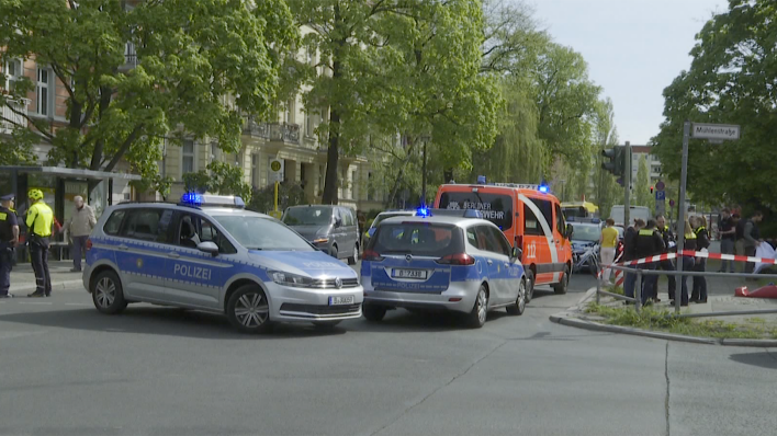 Eine Frau ist am 29.04.2022 in Pankow auf offener Straße niedergetochen worden. (Quelle: tvnewskontor)