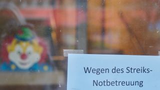 "Wegen des Streiks- Notbetreuung" steht auf einem Hinweis an der Tür einer Schule. (Quelle: dpa/Annette Riedl)