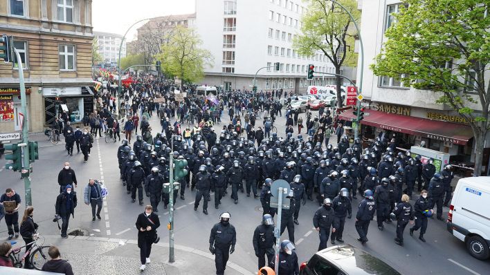 Zahlreiche Polizisten begleiten am 01.05.2021 die revolutionäre 1. Mai-Demonstration durch Berlin-Neukölln. (Quelle: dpa/Jörg Carstensen)