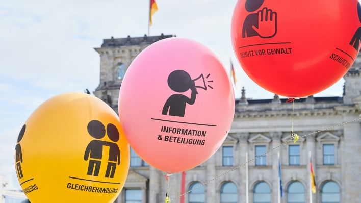 Luftballons auf Demo für Kinderrechte vor Reichstag