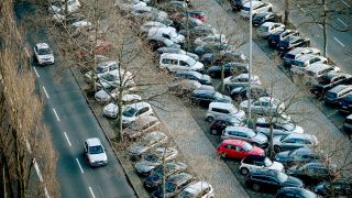 Voll belegte Parkplätze auf der Masurenallee. (Quelle: dpa/Britta Pedersen)