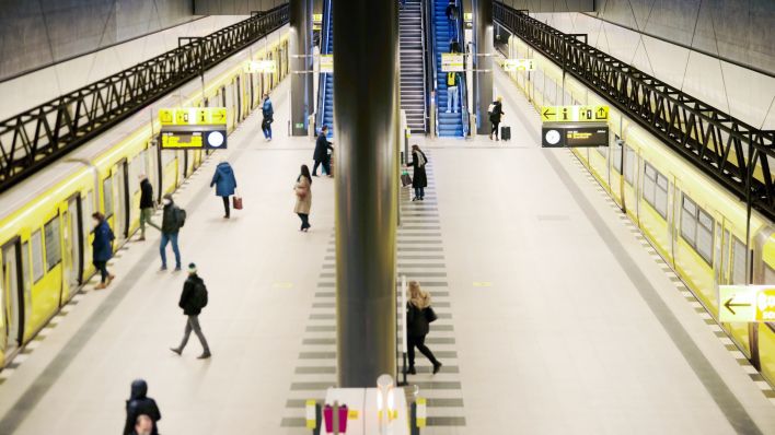 Personen gehen auf der U-Bahn Station am Hauptbahnhof. (Quelle: dpa/Annette Riedl)