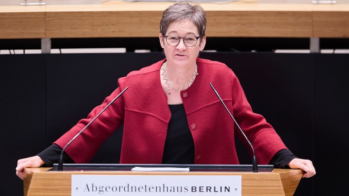 Ulrike Gote (Bündnis 90/Die Grünen), Gesundheitssenatorin von Berlin, spricht in der Plenarsitzung im Berliner Abgeordnetenhaus. (Quelle: dpa/Annette Riedl)