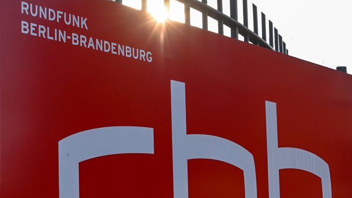 Das Logo vom rbb Rundfunk Berlin-Brandenburg am Eingang vom RBB-Gelände in Babelsberg. (Quelle: dpa/Jens Kalaene)
