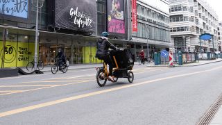 Fahrradfahrer in am 01.04.2022 auf der Friedrichstrasse in Berlin. (Quelle: dpa/Jens Krick)
