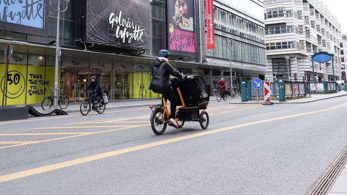 Fahrradfahrer in am 01.04.2022 auf der Friedrichstrasse in Berlin. (Quelle: dpa/Jens Krick)