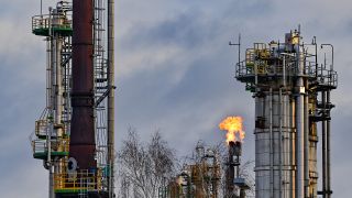 In der PCK-Raffinerie GmbH wird am 25.02.2022 überschüssiges Gas in der Rohölverarbeitungsanlage verbrannt. (Quelle: In der PCK-Raffinerie GmbH wird überschüssiges Gas in der Rohölverarbeitungsanlage verbrannt. (Quelle: dpa/Patrick Pleul)