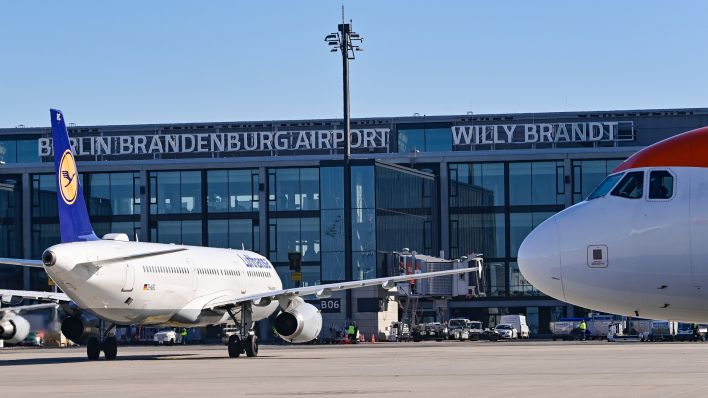 Passagierflugzeuge am Flughafen BER (Quelle: DPA/Patrick Pleul)