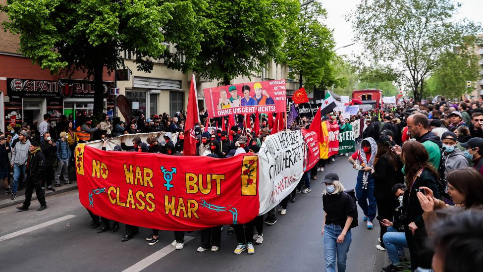 Teilnehmer der «Revolutionären 1. Mai-Demonstration» halten ein Banner mit der Aufschrift "No war but class war" hoch. (Quelle: dpa/Christoph Soeder)