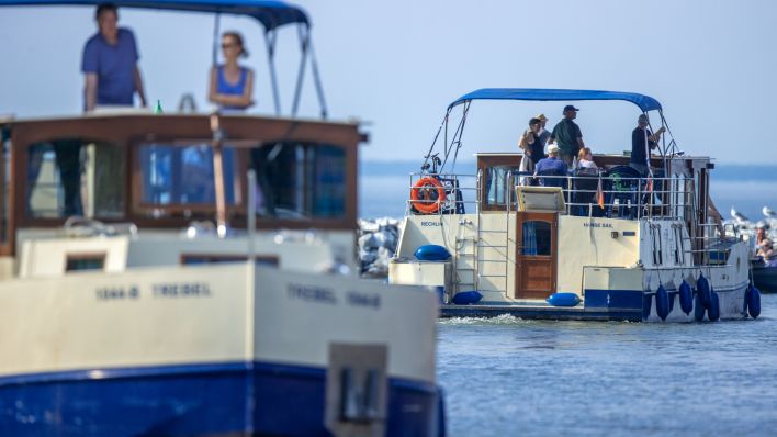 Urlauber fahren mit einem Hausboot vom Hafen des Vermieters Kuhnle-Tours auf die Müritz (Quelle: DPA/Jens Büttner)