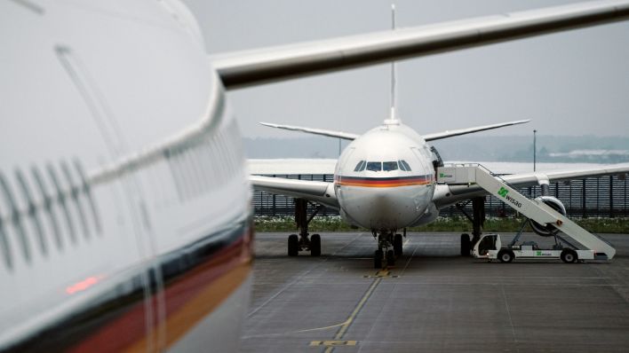 Zwei Airbus A340 der Luftwaffe stehen auf dem Flughafen BER (Quelle: DPA/Kay Nietfeld)