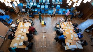 Im Rathaus Pankow werden die Stimmen zur Wahl für das Abgeordnetenhaus Berlin neu ausgezählt. (Quelle: dpa/Christophe Gateau)