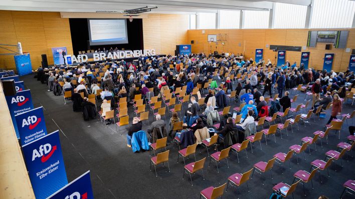 Die Delegierten sitzen beim Landesparteitag der AfD-Brandenburg in der Uckerseehalle in Prenzlau. (Quelle: dpa/C. Soeder)