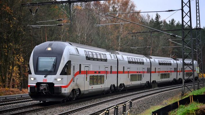 Archivbild: Ein Intercity Express (IC) der Deutschen Bahn (DB). Die Doppelstockzüge fahren auf der Strecke zwischen Dresden, Berlin und Rostock. (Quelle: dpa/S. Stache)