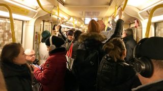 Symbolbild: Menschen in einem ueberfuellten Zugabteil der U-Bahnlinie 9. (Quelle: imago images)
