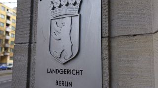 Ein Schild mit der Aufschrift "Landgericht Berlin" am Eingang (Quelle: dpa/Sven Braun)