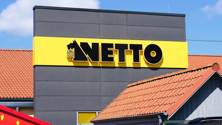 Logo und Schriftzug sind auf einem Schild an einer Filiale der Supermarktkette Netto zu sehen. (Quelle: dpa/Wolfram Steinberg)