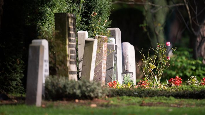 Grabsteine stehen auf einem Friedhof (Quelle: dpa/Daniel Reinhardt)