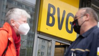 Das BVG-Logo hängt über einem Eingang am Hauptsitz des Unternehmens. (Quelle: dpa/Christophe Gateau)