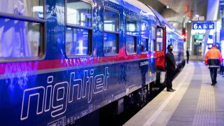 Ein Nightjet Zug der ÖBB steht am Gleis. (Quelle: dpa/Georg Hochmuth)