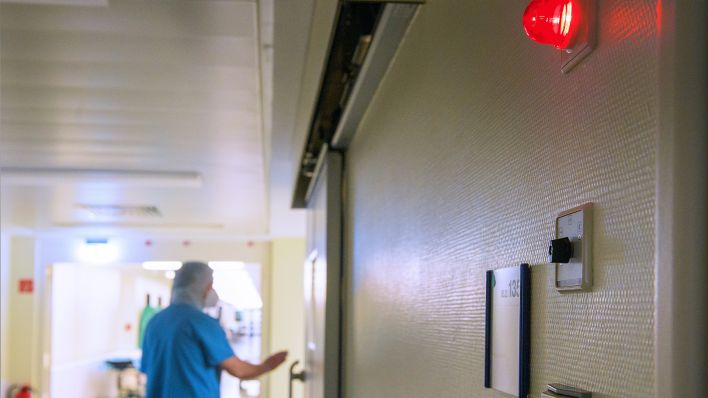 Eine rote Lampe signalisiert einem Chirurgen, dass im Operationssaal eine OP stattfindet. (Quelle: dpa/Hans Wiedl)