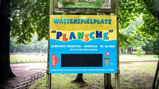 Das Eingangsschild des Wasserspielplatz "Plansche" im Plänterwald. (Quelle: dpa/Fabian Sommer)