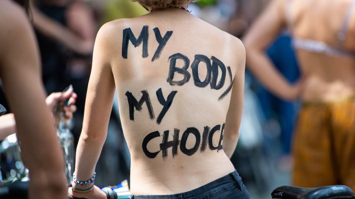 Teilnehmerin einer Fahrraddemo hat auf ihrem Rücken den Schriftzug "My Body My Choice" stehen. (Quelle: dpa/Christophe Gateau)