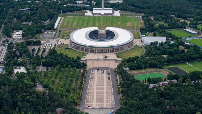 Auf einer Luftaufnahme ist das Olympiastadion zu sehen. (Luftaufnahme aus einem Helicopter) (Quelle: dpa/Christophe Gateau)